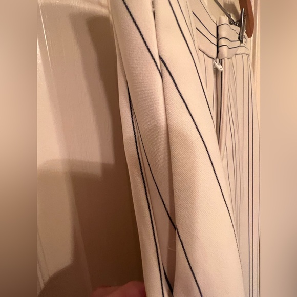 NWT Banana Republic cropped wide leg white pants w/ navy pinstripes, size 6P - Picture 4 of 8